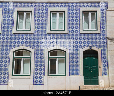 Lissabon, Portugal - 10. AUGUST 2019: schöne Architektur in Lissabon. Eine Fassade mit gemusterten blauen Fliesen. Stockfoto