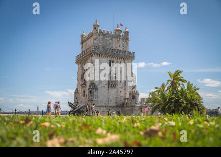 Lissabon, Portugal - 11. AUGUST 2019: Das Äußere des historischen Belem Turm. Weltkulturerbe der UNESCO in Lissabon. Menschen können draußen gesehen werden. Stockfoto