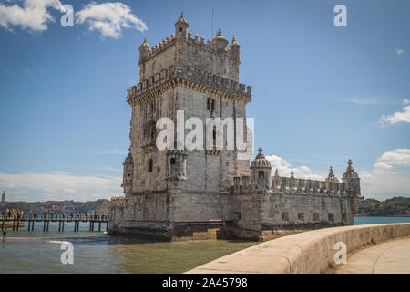 Lissabon, Portugal - 11. AUGUST 2019: Das Äußere des historischen Belem Turm. Weltkulturerbe der UNESCO in Lissabon. Menschen können draußen gesehen werden. Stockfoto