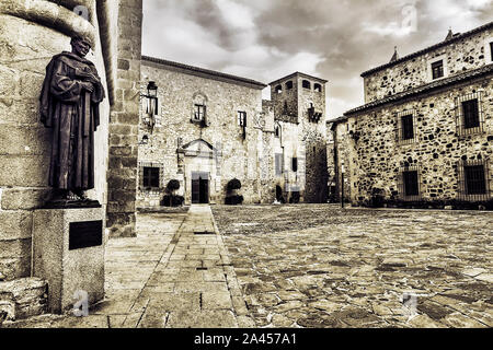 Plaza de Santa María con San Pedro de Alcantara en primer plano y con la Torre de los Golfines de Abajo al Fondo. Ciudad de Cáceres. Der Extremadura. Esp Stockfoto