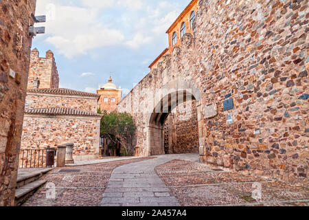 Arco de la Estrella y Torre de los Toledo Moctezuma. Ciudad de Cáceres. Der Extremadura. España. Stockfoto