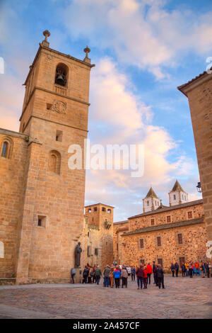 Plaza de Santa María con la iglesia Concatedral de Santa María, El Palacio de los Golfines de Abajo y las torres de la Iglesia de San Francisco Javier Stockfoto