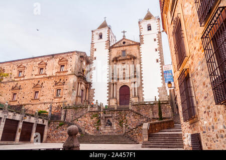 Plaza de San Jorge e Iglesia de San Francisco Javier. Ciudad de Cáceres. Der Extremadura. España. Stockfoto