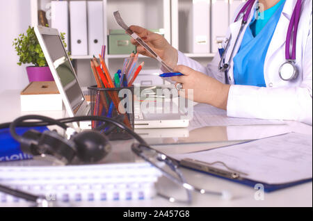 Arzt am Tisch saßen und Patienten röntgen. Stockfoto