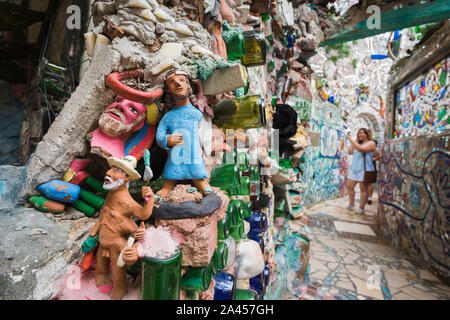 Jesaja Zagar Philadelphia, Detail von Kunstwerken in Philadelphia's Magic Gärten, ein open air Folk Art Gallery von Keramik und Glas in South Philly. Stockfoto