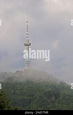 Hoher Turm mit Antennen für Übertragungen auf einem Hügel mit den Wald am Stadtrand von Sofia, Bulgarien Stockfoto