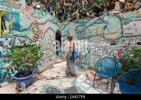 Philadelphia Magic Gärten, Rückansicht einer jungen Frau die Erkundung der Mosaiken in Philadelphia's Magic Gärten, Philadelphia, Pennsylvania, PA, USA. Stockfoto
