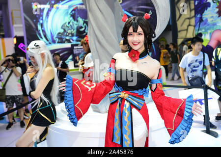 Eine Chinesische showgirl in Cosplay Kostüm mit 'Dragon Nest" stellt während des 17 China Digital Entertainment Expo gekleidet, auch als ChinaJoy 2 bekannt Stockfoto