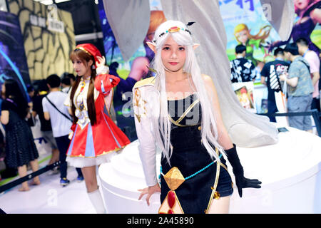 Eine Chinesische showgirl in Cosplay Kostüm mit 'Dragon Nest" stellt während des 17 China Digital Entertainment Expo gekleidet, auch als ChinaJoy 2 bekannt Stockfoto