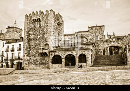 Torre de Bujaco y Arco de la Estrella. Ciudad de Cáceres. Der Extremadura. España. Stockfoto