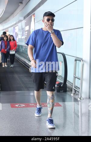 Chinesische Schauspieler und Sänger Ohu Ou Hao kommt an der Beijing Capital International Flughafen nach der Landung in Peking, China, 15. August 2019. T-Shirt: O Stockfoto