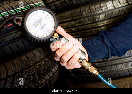 Minsk, Weißrussland, Mai 1, 2019. Mechaniker Manometer für die Messung von Druck in eine männliche Hand Stockfoto