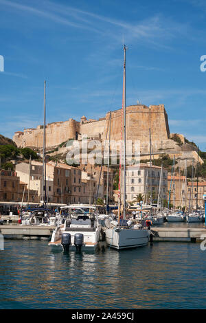 Die Zitadelle Hafen Marina und Stadt Bonifacio liegt an der südlichen Spitze von der französischen Insel Korsika - Corse du Sud Frankreich. Stockfoto