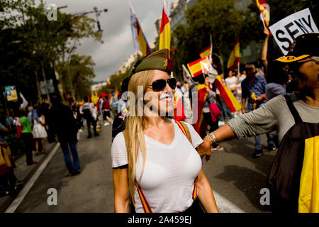 Eine Frau trägt ein militar Hut von La Legion Märsche während Spains des Nationalen Tag in Barcelona. In diesem Jahr waren spanischer Tag wird durch die spansih Wahlen, die im kommenden November 10 markiert, denn es war nicht möglich, eine Regierung zu bilden und von der katalanischen Konflikt so wird erwartet, eine Woche der Proteste, wenn das Urteil auf der Inhaftierten katalanischen Führer herausgegeben. Stockfoto