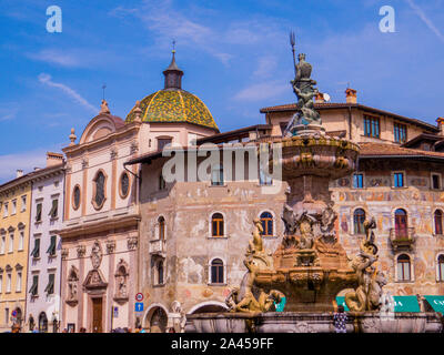 Aussicht auf die Piazza Duomo und der Brunnen von Neptun in Trento, Italien Stockfoto