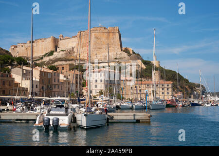 Die Zitadelle Hafen Marina und Stadt Bonifacio liegt an der südlichen Spitze von der französischen Insel Korsika - Corse du Sud Frankreich. Stockfoto