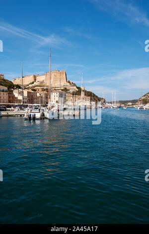 Die Zitadelle Hafen Marina und Stadt Bonifacio liegt an der südlichen Spitze von der französischen Insel Korsika - Corse du Sud Frankreich. Stockfoto