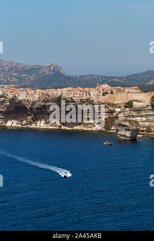 Die Limestone Küste und clifftop Zitadelle Stadt Bonifacio liegt an der südlichen Spitze von der französischen Insel Korsika - Corse du Sud Frankreich Stockfoto
