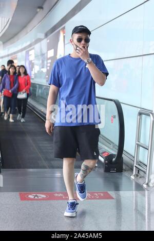 Chinesische Schauspieler und Sänger Ohu Ou Hao kommt an der Beijing Capital International Flughafen nach der Landung in Peking, China, 15. August 2019. T-Shirt: O Stockfoto