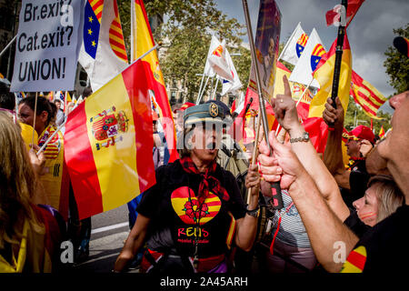 Barcelona, Katalonien, Spanien. 12 Okt, 2019. Eine Frau mit Hut der Spanischen militar Regel Guardia Civil shouts Slogans während Spains des Nationalen Tag in Barcelona. In diesem Jahr waren spanischer Tag wird durch die spansih Wahlen, die im kommenden November 10 markiert, denn es war nicht möglich, eine Regierung zu bilden und von der katalanischen Konflikt so wird erwartet, eine Woche der Proteste, wenn das Urteil auf der Inhaftierten katalanischen Führer herausgegeben. Credit: Jordi Boixareu/ZUMA Draht/Alamy leben Nachrichten Stockfoto