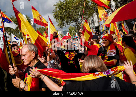 Barcelona, Katalonien, Spanien. 12 Okt, 2019. Menschen wave spanische Flaggen während der Spains des Nationalen Tag in Barcelona. In diesem Jahr waren spanischer Tag wird durch die spansih Wahlen, die im kommenden November 10 markiert, denn es war nicht möglich, eine Regierung zu bilden und von der katalanischen Konflikt so wird erwartet, eine Woche der Proteste, wenn das Urteil auf der Inhaftierten katalanischen Führer herausgegeben. Credit: Jordi Boixareu/ZUMA Draht/Alamy leben Nachrichten Stockfoto