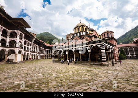 Rila, Bulgarien - 23. Juni 2019: Rila Kloster, einer der wichtigsten touristischen Destinationen und UNESCO-Welterbe in Bulgarien Stockfoto