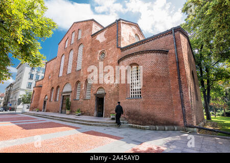 Sofia, Bulgarien - 25. Juni 2019: Fassade der Kirche von Saint Sophia und orthodoxen Priester Stockfoto