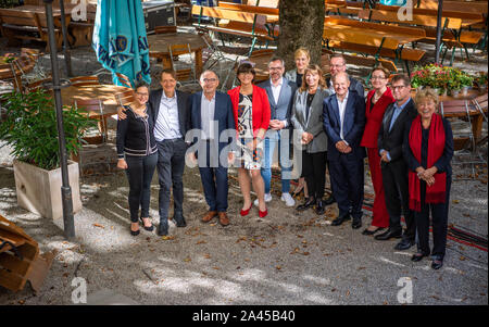 München, Deutschland. 12 Okt, 2019. Die Kandidaten für den Parteivorsitz der SPD wird zusammen stehen in der letzten Regionalkonferenz im Biergarten der Löwenbräukeller. Die Konferenz wird über die Rechtsnachfolge der scheidende Parteivorsitzende Nahles. Das Ergebnis soll am 26. Oktober bekannt sein. Credit: Lino Mirgeler/dpa/Alamy leben Nachrichten Stockfoto