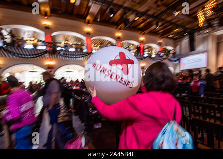 München, Deutschland. 12 Okt, 2019. Bei der letzten Regionalkonferenz eine Frau geht durch den Löwenbräukeller mit einem übergrossen Luftballon mit der Aufschrift '#OurSPD'. Am 26. Oktober, der Nachfolger von Andrea Nahles, der als Fraktionschef zurückgetreten ist, ermittelt werden soll. Credit: Lino Mirgeler/dpa/Alamy leben Nachrichten Stockfoto