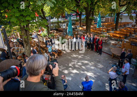 München, Deutschland. 12 Okt, 2019. Die Kandidaten für den SPD-Vorsitz wird in der letzten Regionalkonferenz im Biergarten der löwenbräukeller fotografiert werden. Die Konferenz wird über die Rechtsnachfolge der scheidende Parteivorsitzende Nahles. Das Ergebnis soll am 26. Oktober bekannt sein. Credit: Lino Mirgeler/dpa/Alamy leben Nachrichten Stockfoto