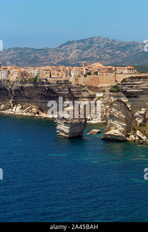 Die Limestone Küste und clifftop Zitadelle Stadt Bonifacio liegt an der südlichen Spitze von der französischen Insel Korsika - Corse du Sud Frankreich Stockfoto
