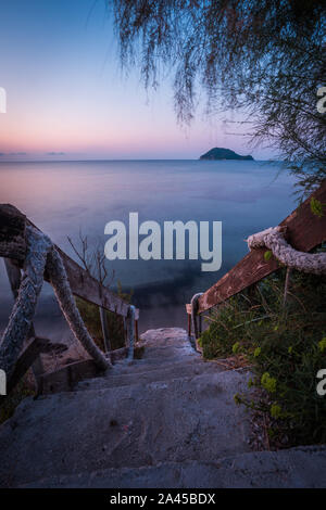 Stein Treppe zu schöne türkisblaue Mittelmeer während des Sonnenuntergangs. Stockfoto