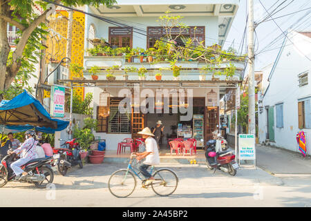 HOI AN, VIETNAM - AM 24. MÄRZ 2017: Straßen in Hoi An, die außerhalb von Gebäuden und Personen. Stockfoto