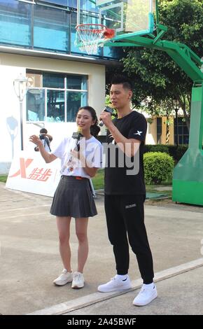 Jeremy Shu-How Lin, oder einfach Jeremy Lin, lehrt Kinder Basketball seinen 31. Geburtstag zu feiern in Fuzhou City, South-East China Fujian Provinz, 2 Stockfoto