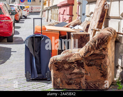 Sperrmüll auf der Straße zur Sammlung Stockfoto