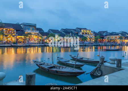 HOI AN, VIETNAM - AM 24. MÄRZ 2017: Blick auf den Thu Bon Fluss in Richtung Bach Dang Street in der Altstadt. Bunte Lichter, Gebäude, Reflexionen ein Stockfoto