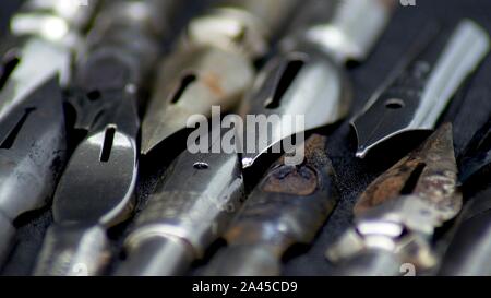 Detail shot zu einigen alten Metall Schreibfedern Stockfoto