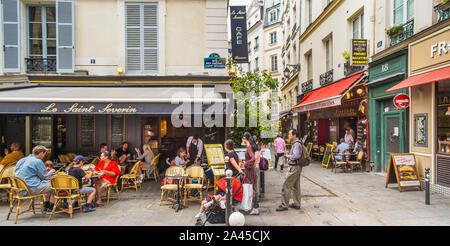 Street Scene vor dem Restaurant 'Le Saint Severin' Stockfoto