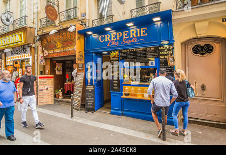 Street Scene vor "Crêperie chez Suzette", Rue de la Huchette Stockfoto