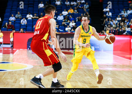 Brazilian-Italian professioneller Basketballspieler Marcelo Huertas, rechts, hält den Ball an der dritten Runde der Gruppe F Republik Montenegro vs Brasilien Stockfoto