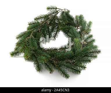 Weihnachten Kranz von grünen Pinien Kranz auf einem weißen Hintergrund. Es ist die Basis für einen schönen dekorativen Kranz. Stockfoto