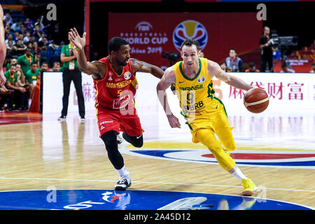 Brazilian-Italian professioneller Basketballspieler Marcelo Huertas, rechts, hält den Ball an der dritten Runde der Gruppe F Republik Montenegro vs Brasilien Stockfoto