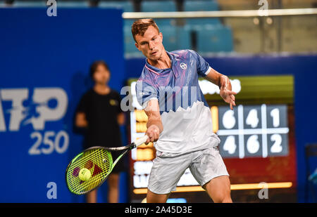 Marton Fucsovics von Ungarn erhält den Ball gegen Lloyd Harris von Südafrika in der ersten Runde der Herren Einzel an ATP 2019 in Chengdu Chengdu öffnen Stockfoto