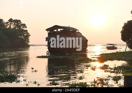 Kerala Backwaters. Hausboote in der Rückstau Kanäle in Kerala, Indien Stockfoto