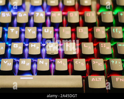 Mehrfarbige Tastatur. mechanische Tasten. Mehrfarbige professional gaming mechanischen rgb-Tastatur auf den Tisch Hintergrund Stockfoto