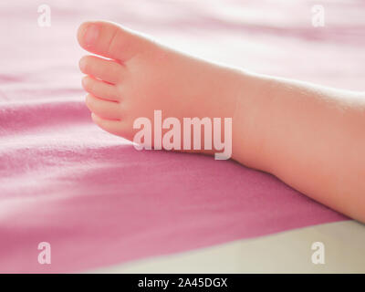 Little Baby Füße. Theres nichts ganz so süß wie kleine Babys Füße. Little Baby Boy auf dem Bett. Close Up. Platz für Kopieren. Stockfoto