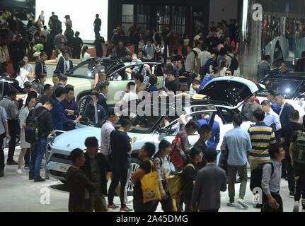 ---- Leute besuchen Sie den Stand von NIO während des 18. Shanghai Internationalen Automobil- Ausstellung, die auch als Auto Shanghai 2019, in Shan bekannt Stockfoto