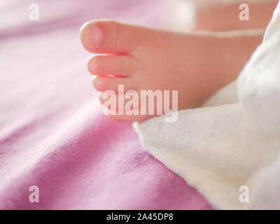 Little Baby Füße. Theres nichts ganz so süß wie kleine Babys Füße. Little Baby Boy auf dem Bett. Close Up. Platz für Kopieren. Stockfoto