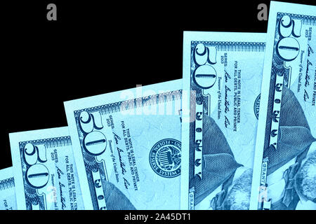 Fünfzig Dollar Banknoten auf schwarzem Hintergrund schließen isoliert. Farbe blau Toning Stockfoto