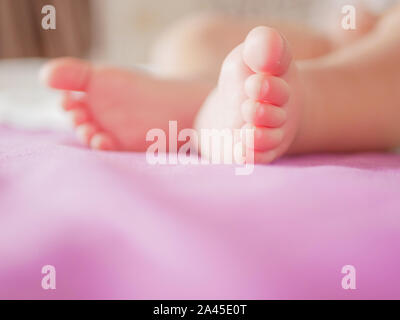 Little Baby Füße. Theres nichts ganz so süß wie kleine Babys Füße. Little Baby Boy auf dem Bett. Close Up. Platz für Kopieren. Stockfoto